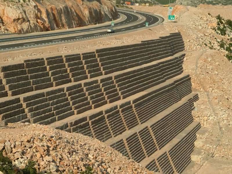 砂漠の急な丘には、砂漠のガビオンのいくつかの層が設置されています。