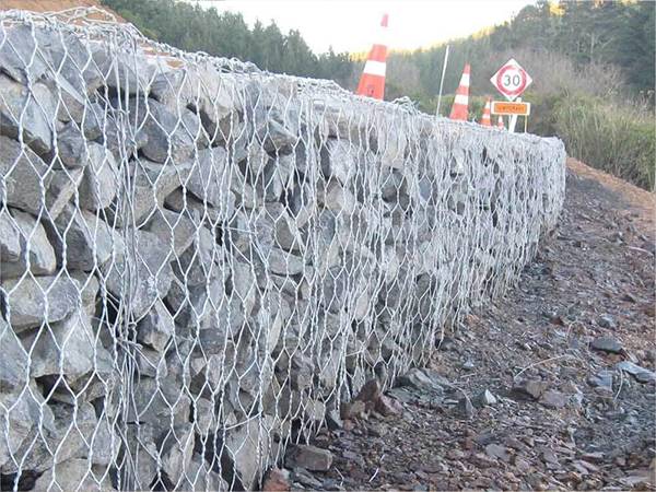 Coastal slope installation of gabion meshes