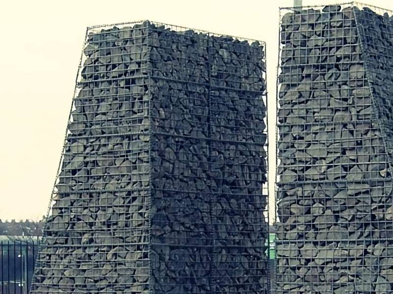 Mur trapézoïdal de deux gabions sur la rue.